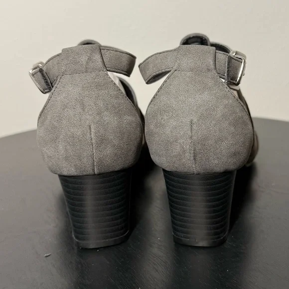 Hot in Hollywood Grey Strappy Heeled Sandals Women’s Size - Picture 4 of 6